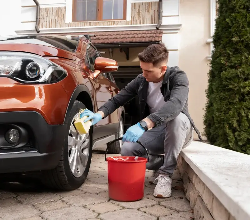 Lavage auto à domicile Saint-Genès-du-Retz : professionnel intervenant sur un véhicule